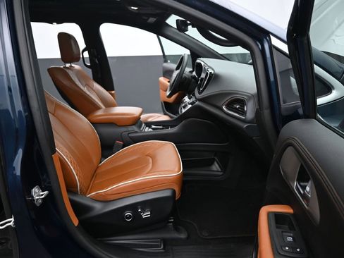Used 2024 Chrysler Pacifica Pinnacle FWD image 18
