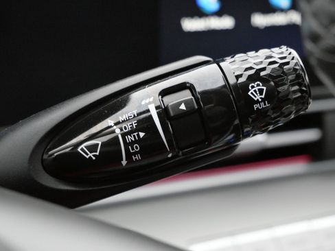 Certified 2025 Hyundai Elantra Limited image 31