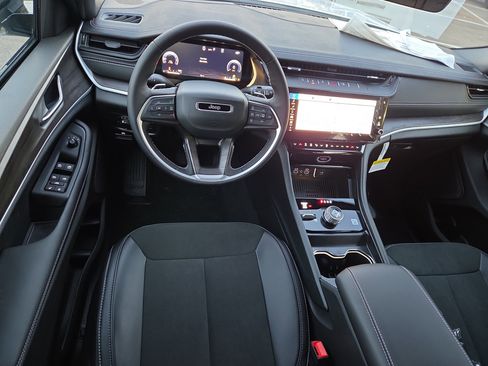 New 2026 Jeep Grand Cherokee Altitude image 5