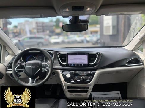 Used 2024 Chrysler Pacifica Touring-L FWD image 12