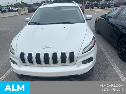Used 2018 Jeep Cherokee Latitude FWD image 3