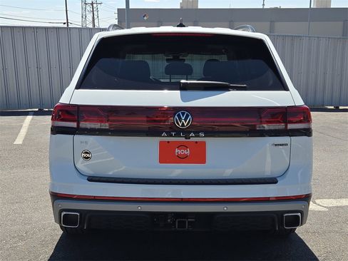 New 2025 Volkswagen Atlas Peak Edition SE image 9