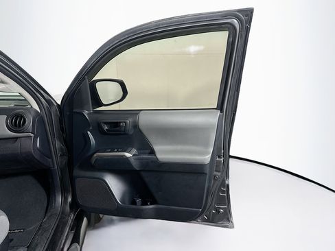 Used 2018 Toyota Tacoma SR5 image 31