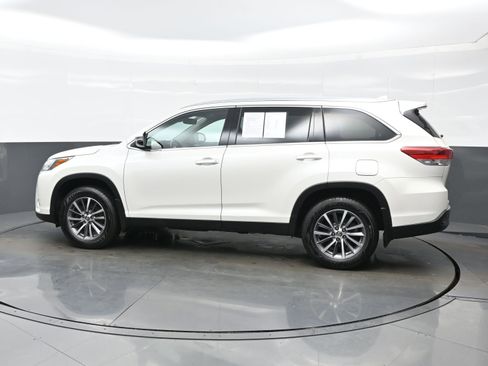 Used 2019 Toyota Highlander XLE AWD/4WD image 3