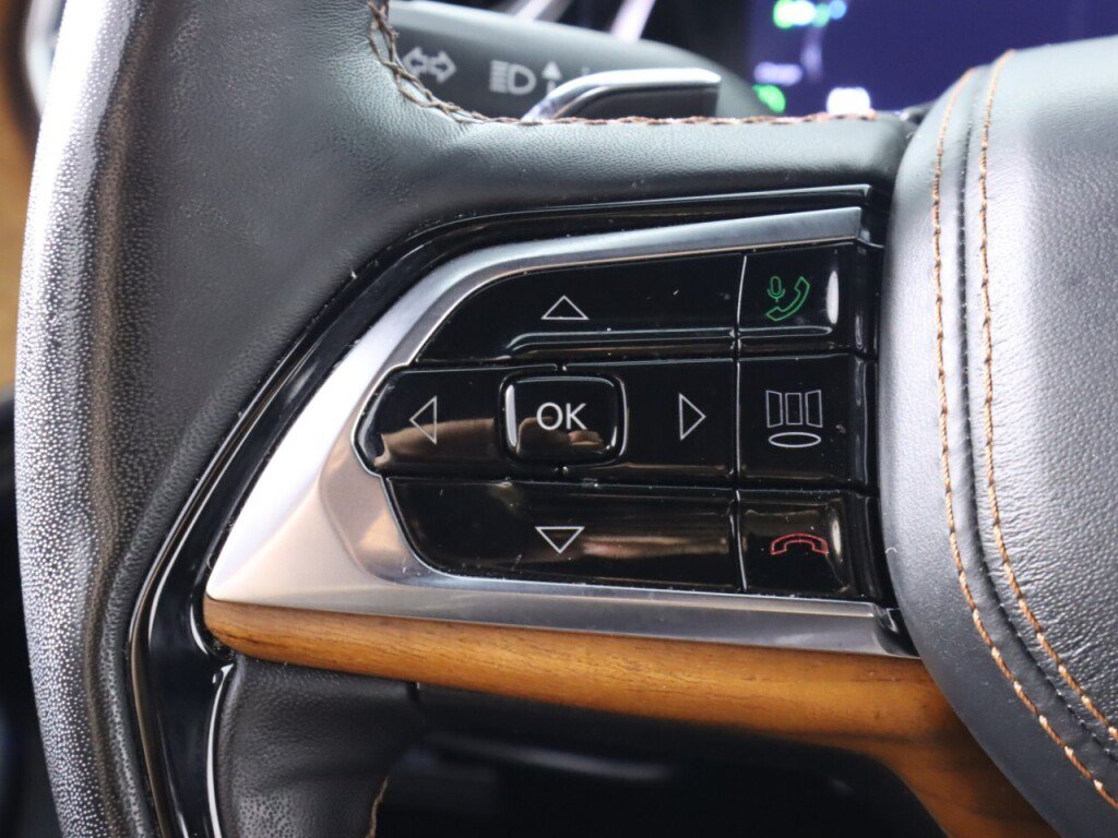 Used 2023 Jeep Grand Cherokee Summit AWD/4WD image 12