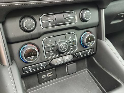 Used 2024 Chevrolet Suburban Z71 w/ Luxury Package AWD/4WD image 25