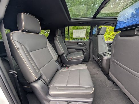 New 2025 Chevrolet Suburban Premier image 32