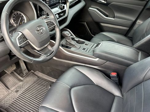 Used 2022 Toyota Highlander XLE image 9