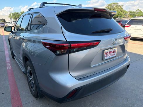 Used 2021 Toyota Highlander XLE FWD image 7