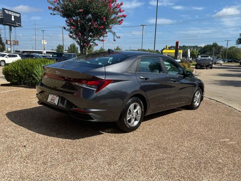 Used 2021 Hyundai Elantra SE FWD image 8