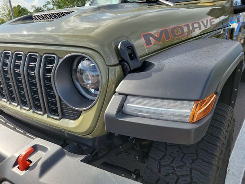 Used 2025 Jeep Gladiator Mojave w/ Convenience Group AWD/4WD image 5