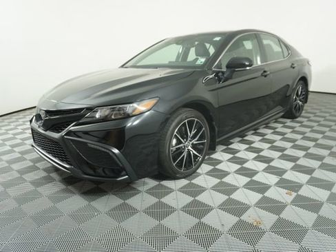 Used 2024 Toyota Camry SE w/ Convenience Package image 3