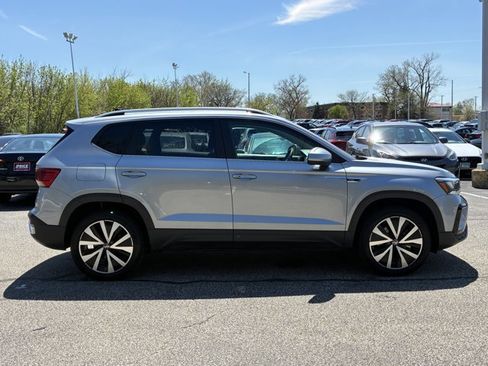 Used 2022 Volkswagen Taos SE image 4