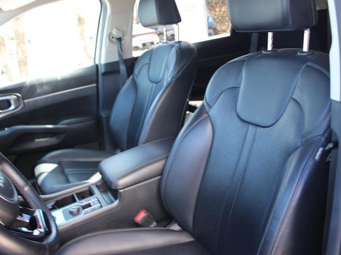 Certified 2023 Kia Sorento EX image 17