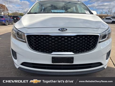 Used 2018 Kia Sedona L image 2