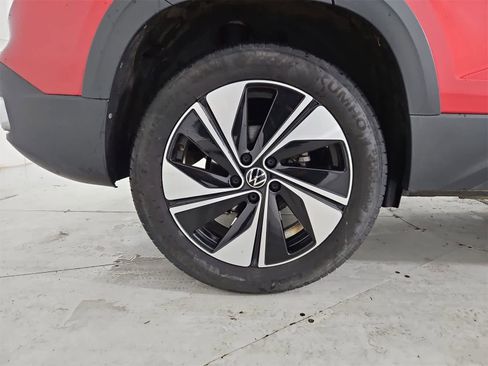 Certified 2024 Volkswagen Taos SE image 13