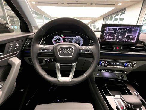 Certified 2025 Audi Q5 2.0T Premium Plus w/ Premium Plus Package AWD/4WD image 6