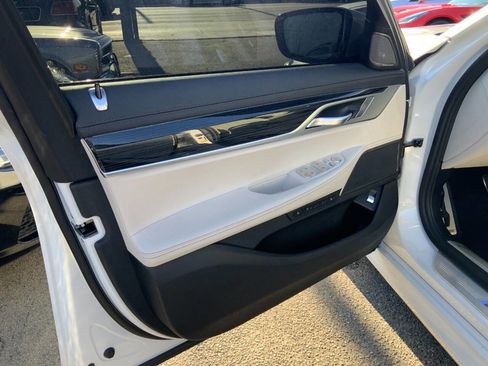 Used 2022 BMW 740i w/ M Sport Package RWD image 28
