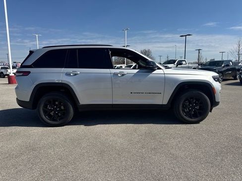 Used 2025 Jeep Grand Cherokee Altitude image 7