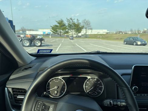 Used 2025 Nissan Rogue SV image 35