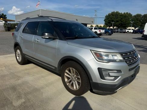 Used 2017 Ford Explorer XLT w/ Equipment Group 201A FWD image 3