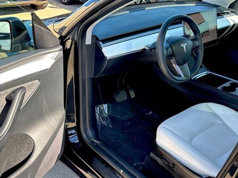 Used 2022 Tesla Model Y Long Range image 10