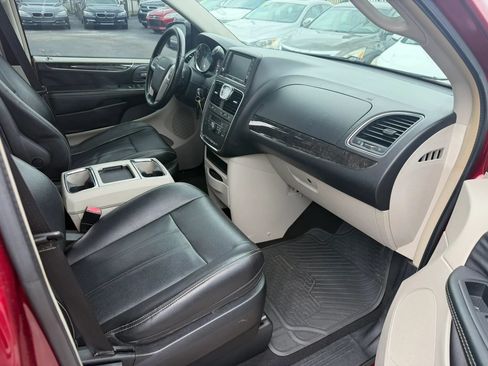 Used 2014 Chrysler Town & Country Touring FWD image 9