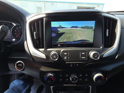 Used 2022 GMC Terrain SLE w/ Driver Convenience Package FWD image 11