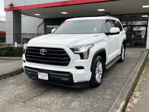 Certified 2025 Toyota Sequoia SR5 AWD/4WD image 4