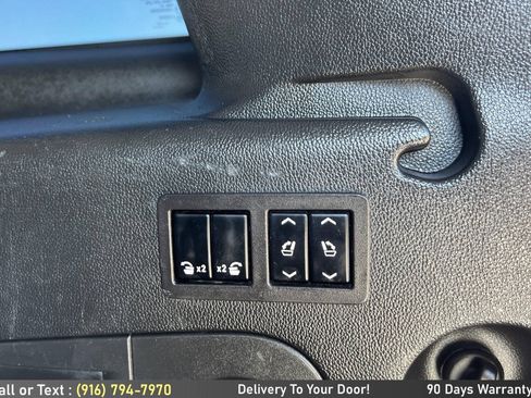 Used 2017 Chevrolet Suburban LT w/ Luxury Package RWD image 13