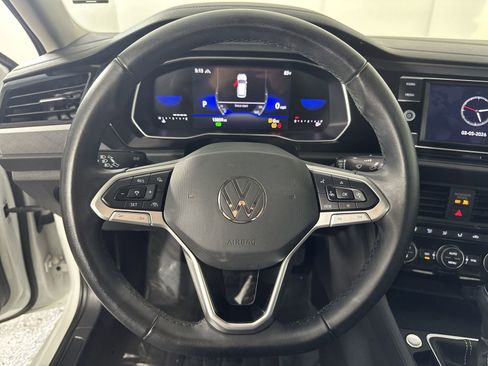 Used 2024 Volkswagen Jetta SE w/ Panoramic Sunroof Package image 14