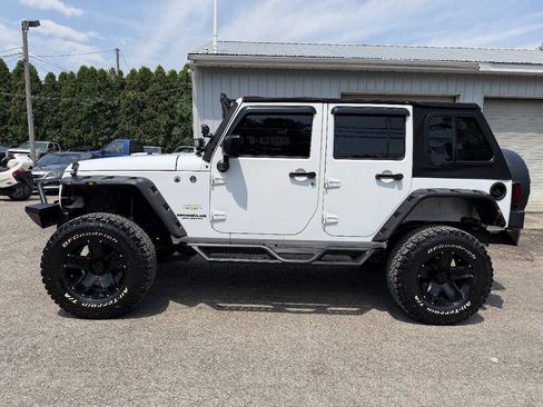 Used 2015 Jeep Wrangler Unlimited Sahara w/ Connectivity Group AWD/4WD image 8