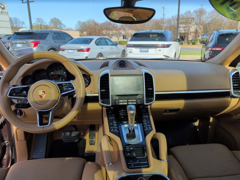 Used 2017 Porsche Cayenne Platinum Edition image 11