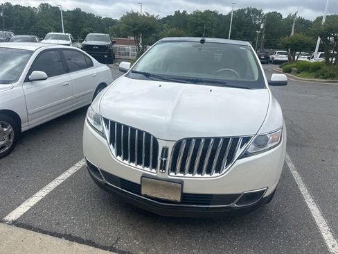 Used 2012 Lincoln MKX FWD image 2