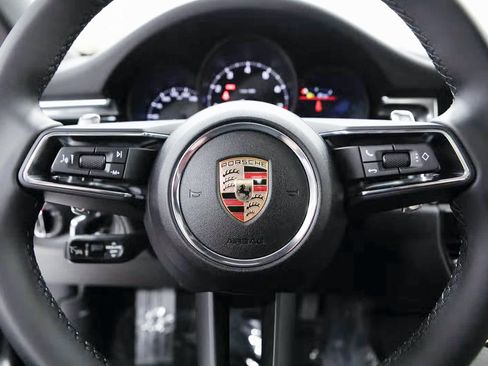 Certified 2025 Porsche Macan image 14
