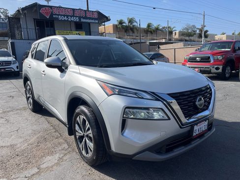 Used 2023 Nissan Rogue SV image 4
