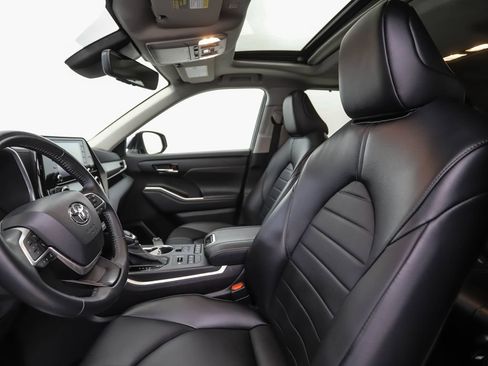Used 2022 Toyota Highlander XLE AWD/4WD image 11