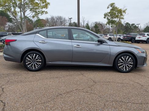 Used 2024 Nissan Altima 2.5 SV image 3