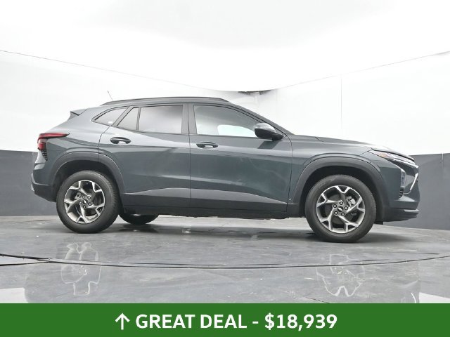 Used 2025 Chevrolet Trax LT FWD image 46
