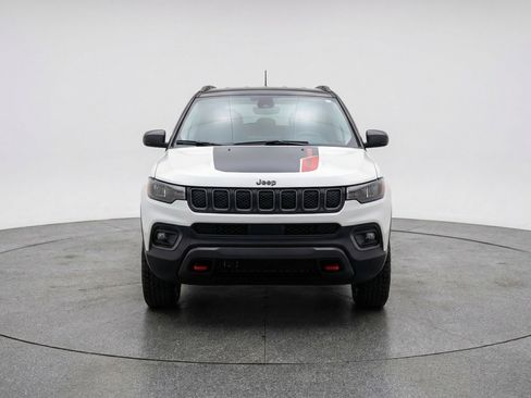 Used 2025 Jeep Compass Trailhawk image 2