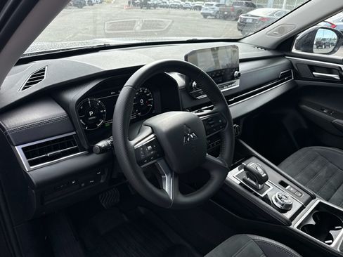 Used 2025 Mitsubishi Outlander SE AWD/4WD image 10