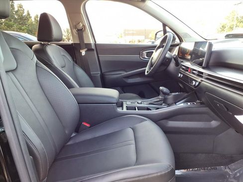 Used 2025 Kia Sorento EX w/ Panoramic Sunroof Package image 9
