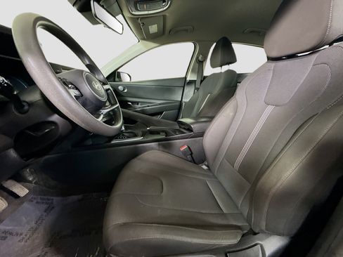 Used 2025 Hyundai Elantra SE image 21