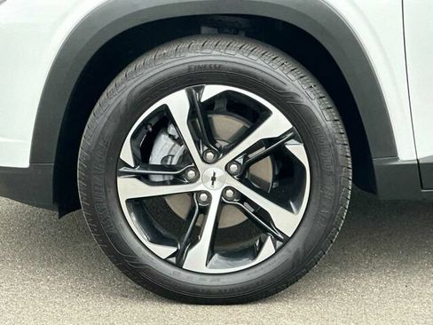 Used 2025 Chevrolet Trax RS w/ Sunroof Package FWD image 32
