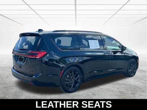 Used 2025 Chrysler Pacifica Limited image 6