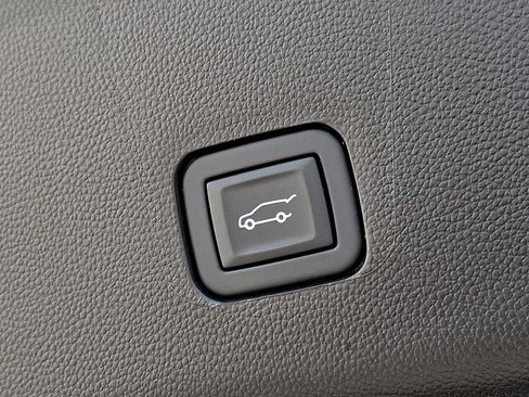 Used 2023 Chevrolet Traverse LT w/ LT Premium Package AWD/4WD image 29