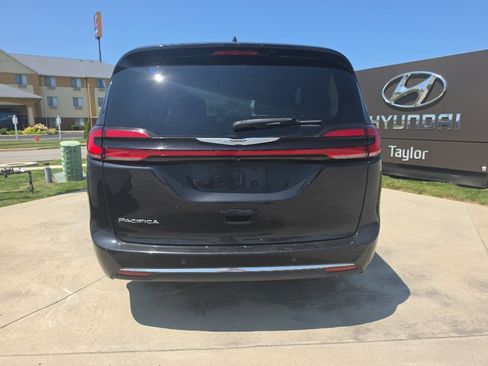 Used 2023 Chrysler Pacifica Touring-L FWD image 6