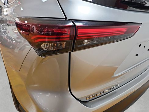 Used 2024 Toyota Highlander XLE FWD image 20