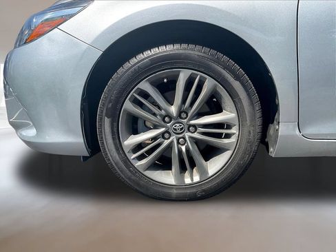 Used 2017 Toyota Camry SE w/ Moonroof Package FWD image 34