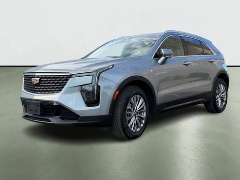 Used 2024 Cadillac XT4 Premium Luxury image 2